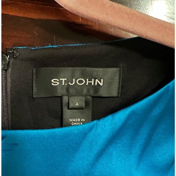St. John silk dress gently used ( fits like small/ med 6/8) it’s a size 4 - Picture 4 of 9